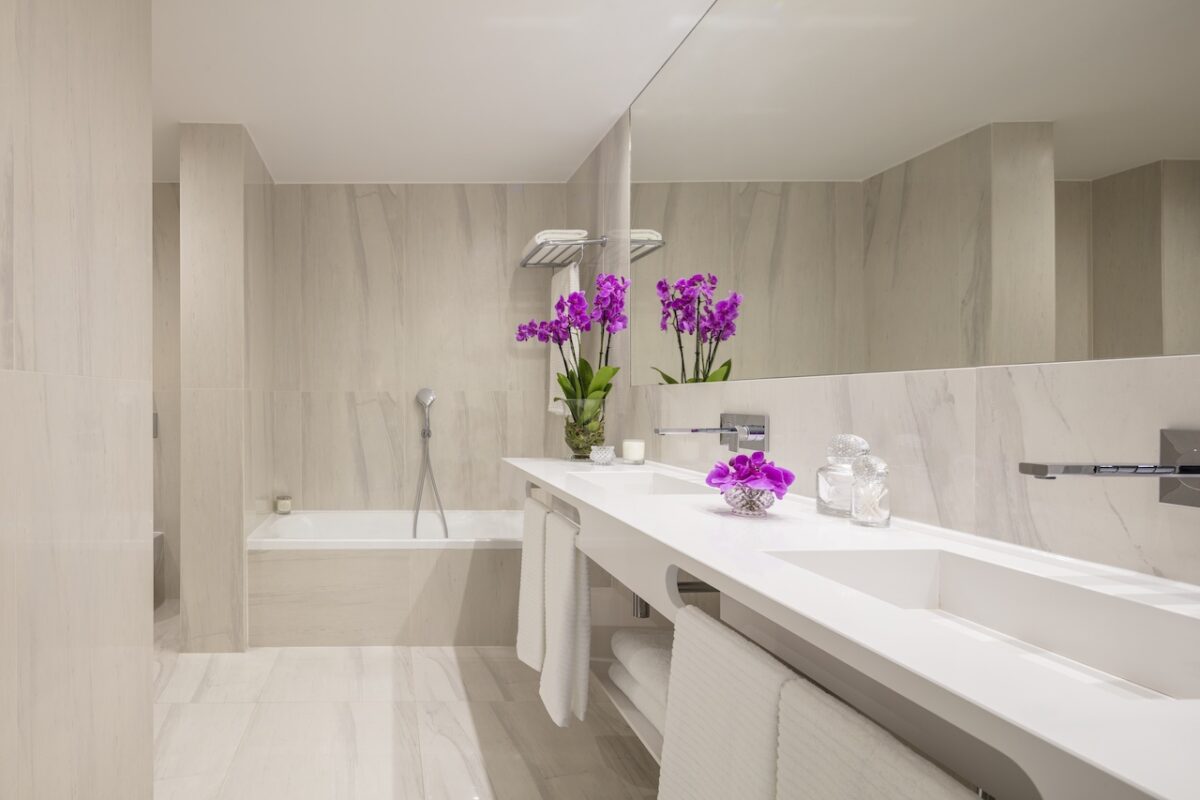 The gorgeous executive suite bathroom at Tivoli Avenida Liberdade