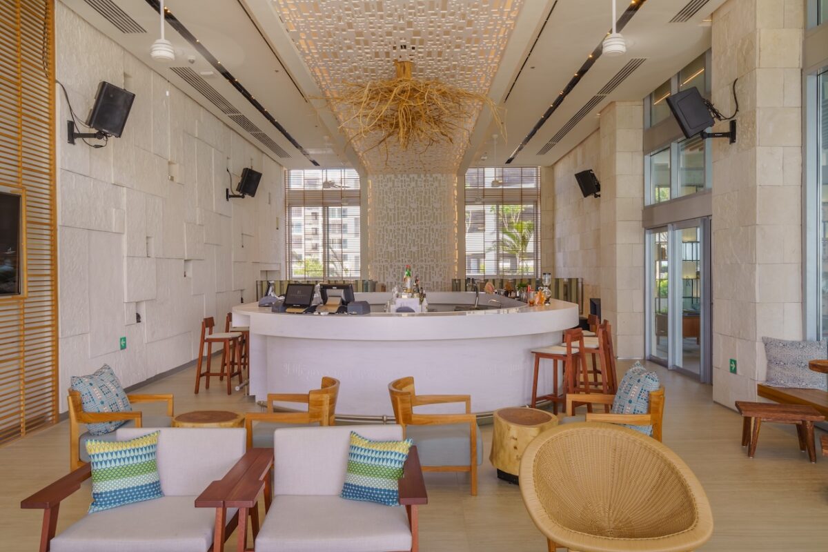 Marriott Renaissance Cancun's beautiful bar