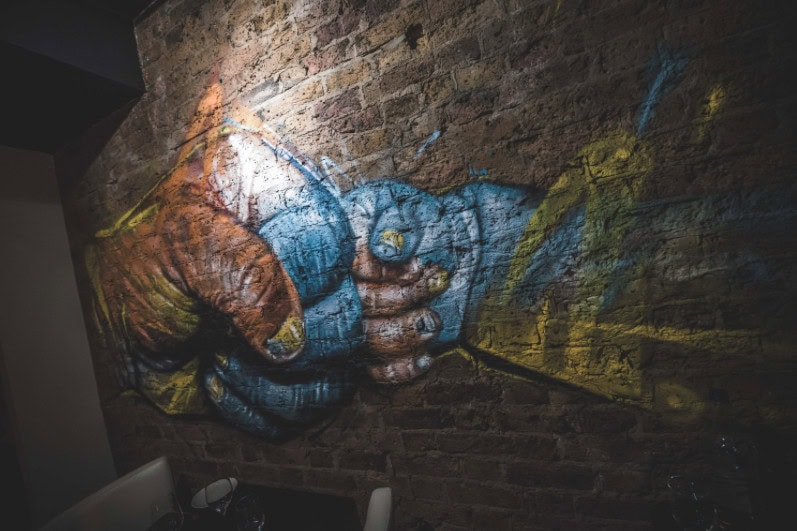 Babbo Mayfair - Cool Vibes & Italian Excellence - Artwork by Victoriano (Photo Credit: William Besse)