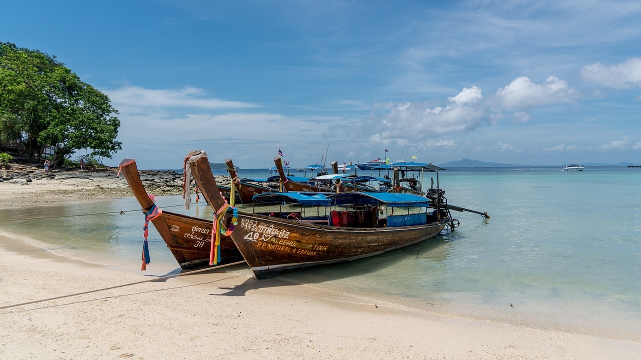 8 Must Do's on the Thai Party Paradise Island of Koh Phi Phi: Longtail Boats on Koh Phi Phi