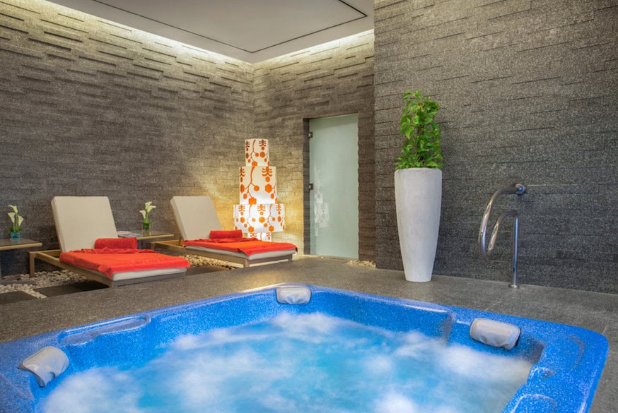 Five Star Luxury - The Amwaj Rotana JBR, Dubai: Jacuzzi at Bodylines