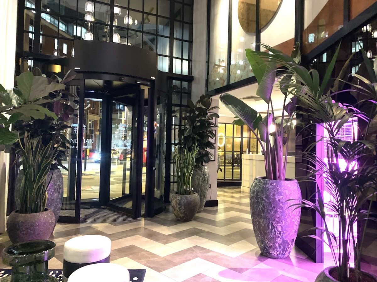 Um lobby biofílico com toques de design que se inspiram na área local em Mondrian Shoreditch