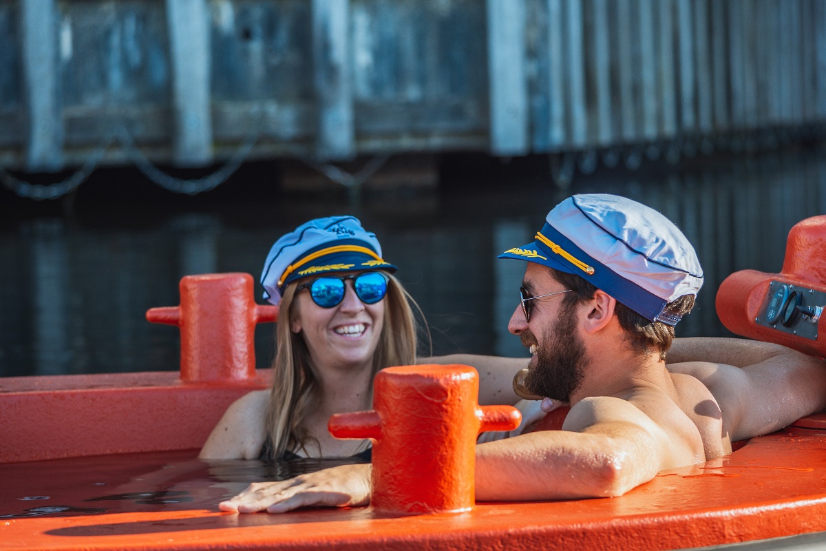 Skuna Boats - hot tub dates on The Thames - wins first prize for most inventive date!