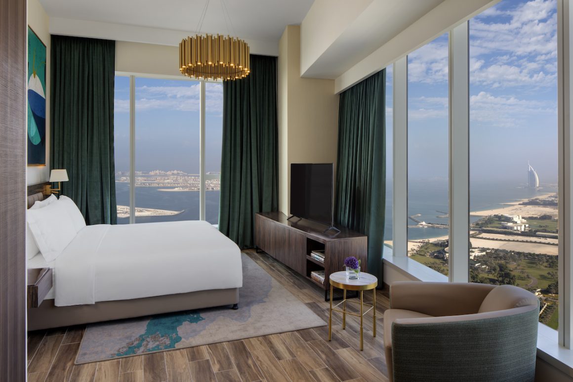 Avani_Palm_View_Dubai_Hotel_and_Suites_Guest_Room_Superior_Sea_View_Three_Bedroom_Apartment_Master_Bedroom