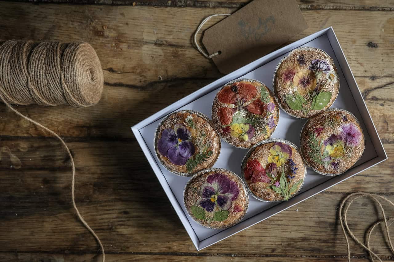 The prettiest of mince pies with organic edible pressed flowers - what a gorgeous gift