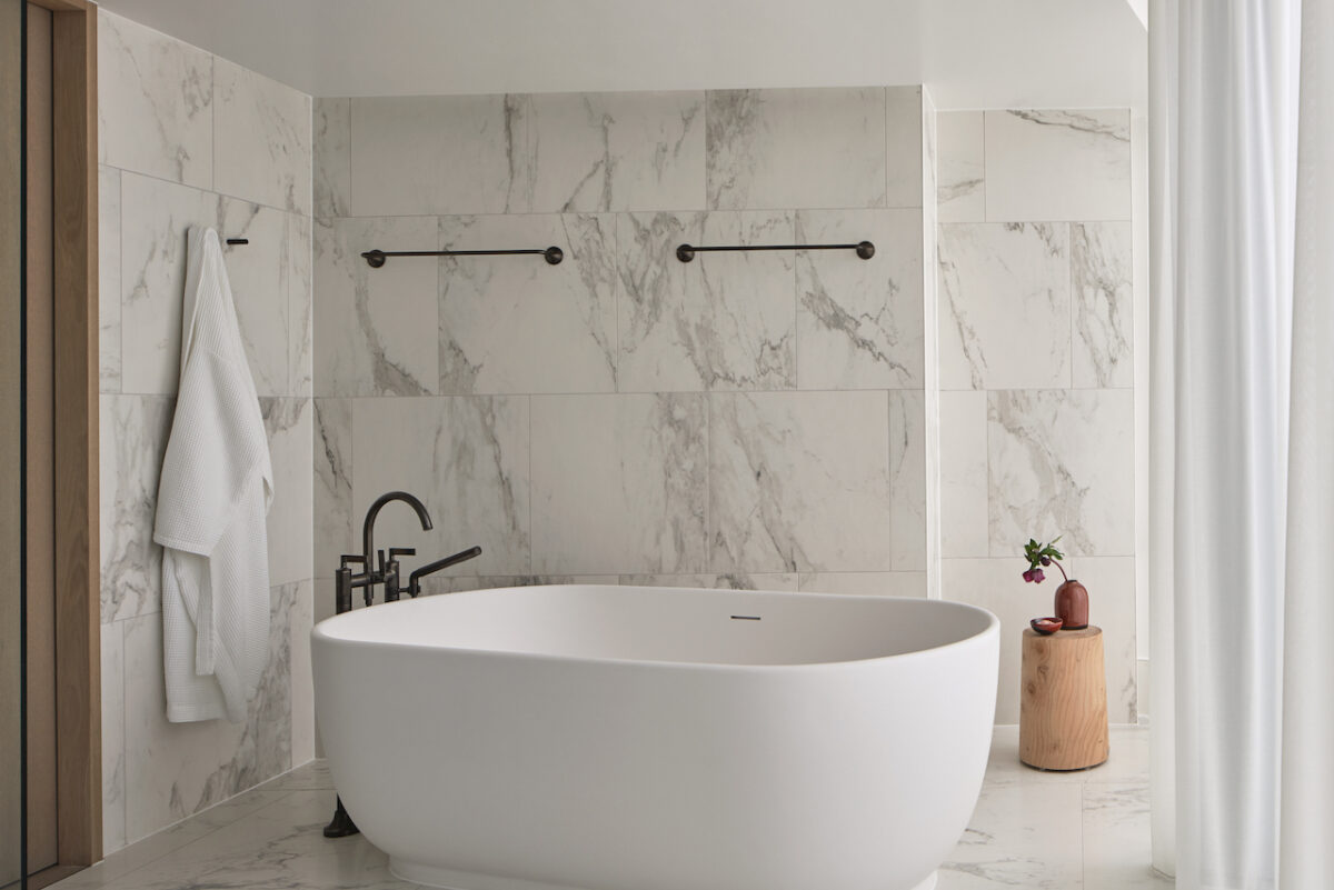 Now that's what we call a bath tub - The Stratford Hotel Manhattan Studio