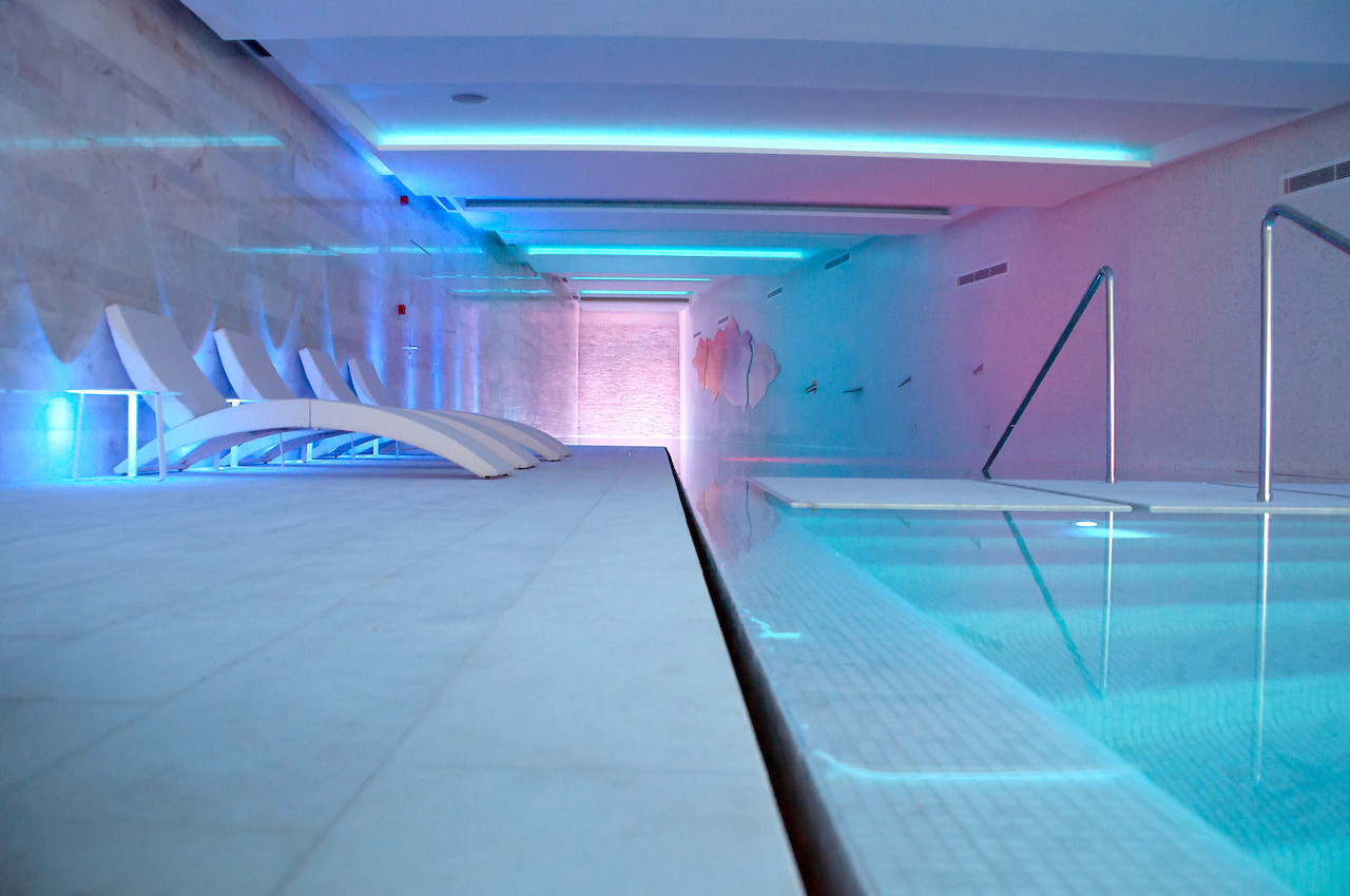 The central swimming pool area at Hotel Miragem's Water Lounge - the best pool facilities in Cascais!