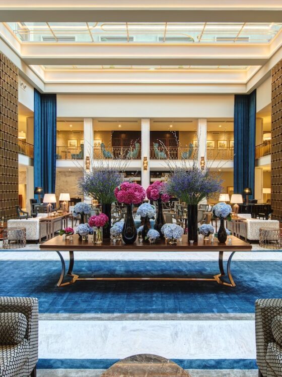 The lobby, filled with fresh flowers at Tivoli Avenida Liberdade