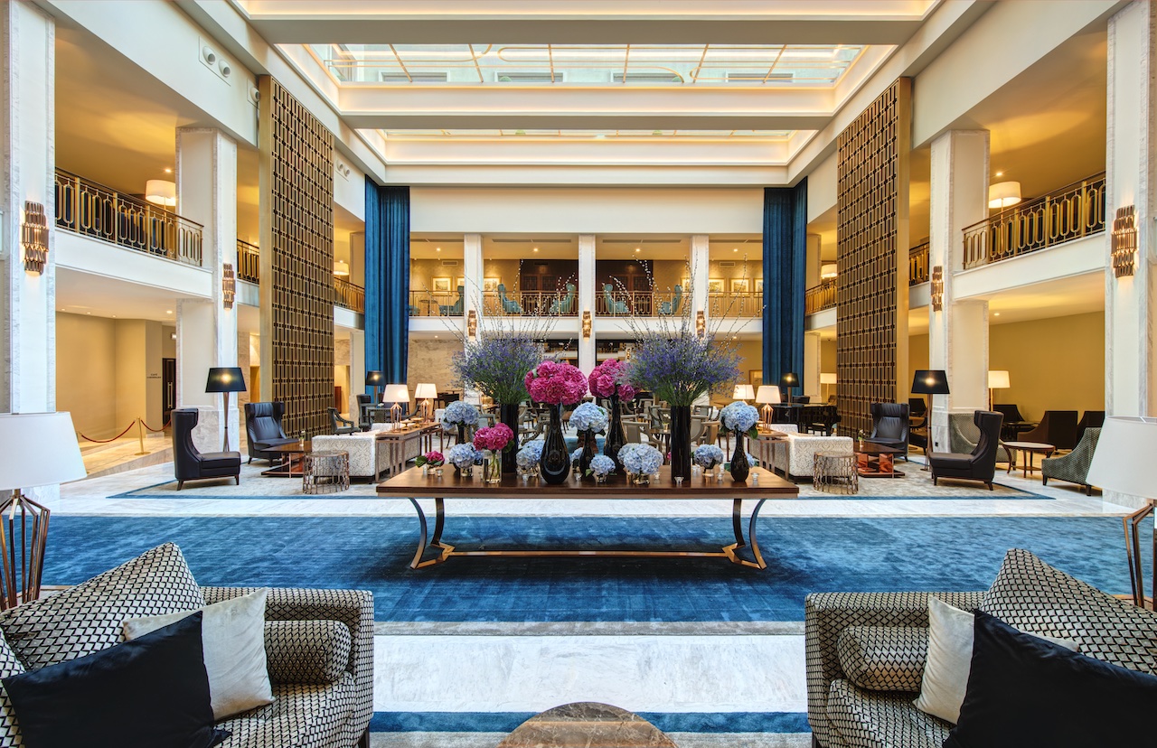 The lobby, filled with fresh flowers at Tivoli Avenida Liberdade