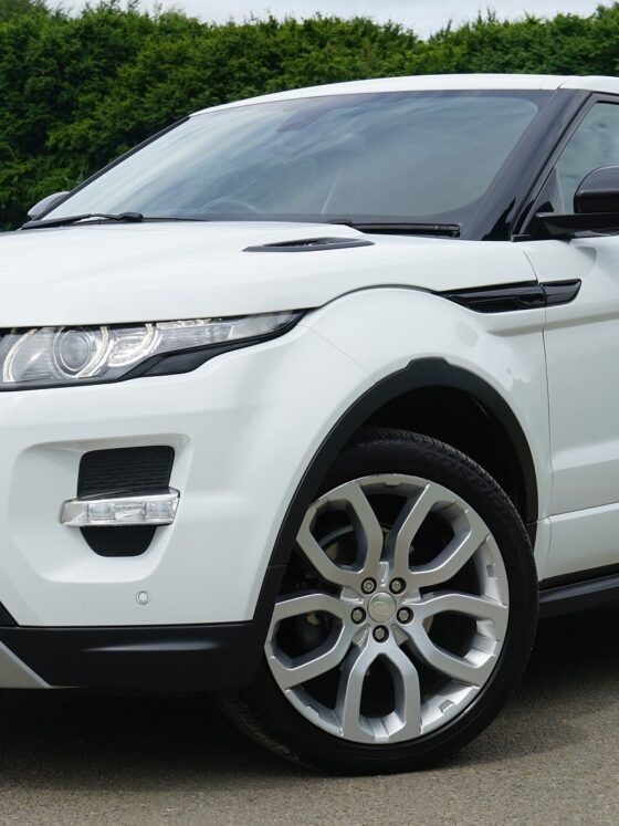 White Range Rover Image by Mikes-Photography from Pixabay