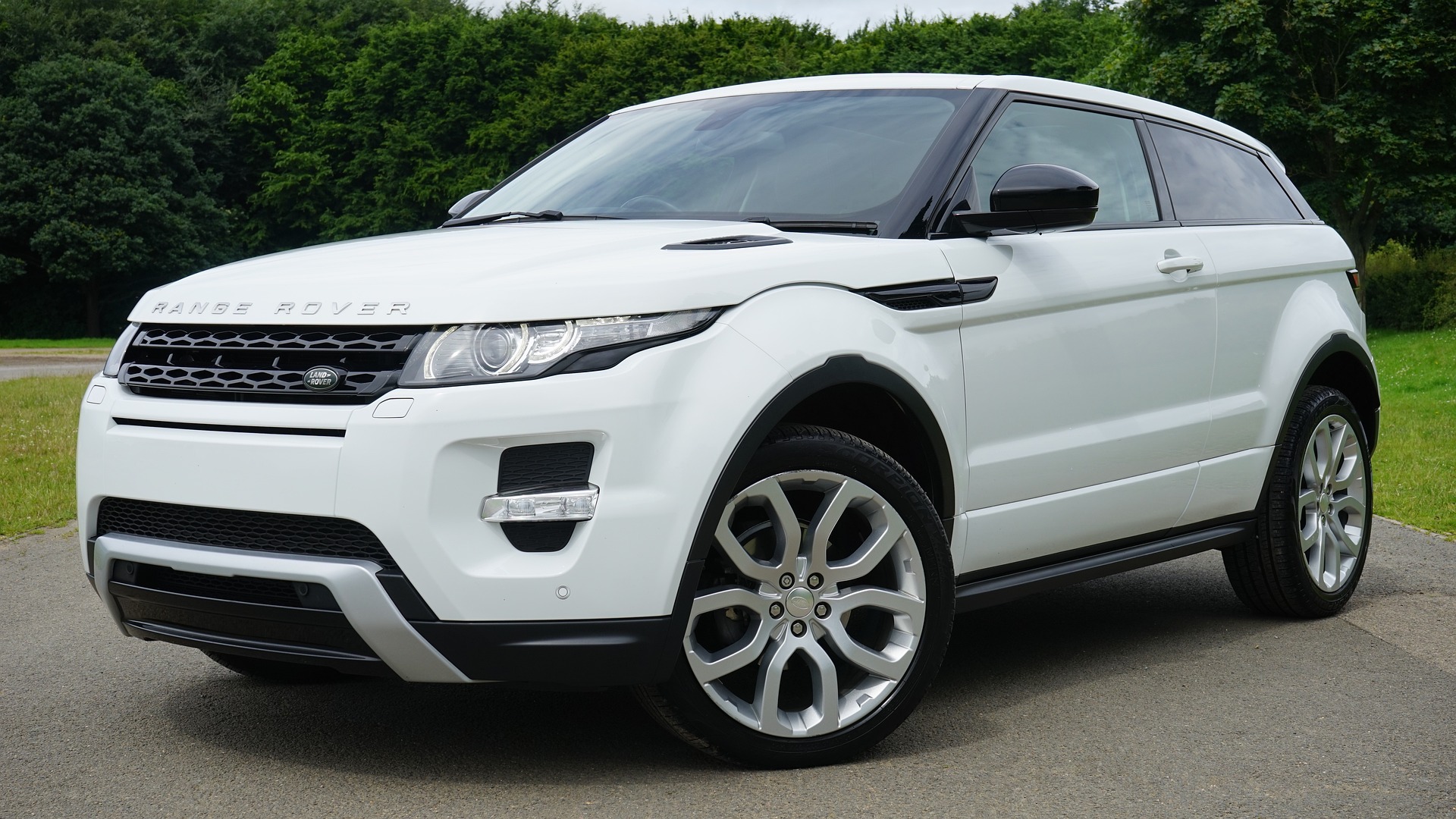 White Range Rover Image by Mikes-Photography from Pixabay