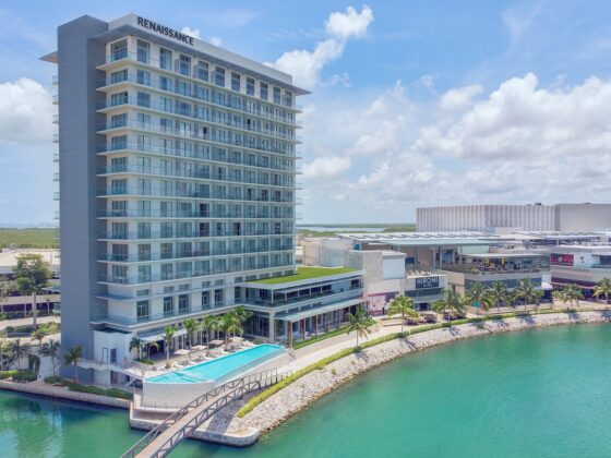 Exterior and marina - Marriott Renaissance Cancun