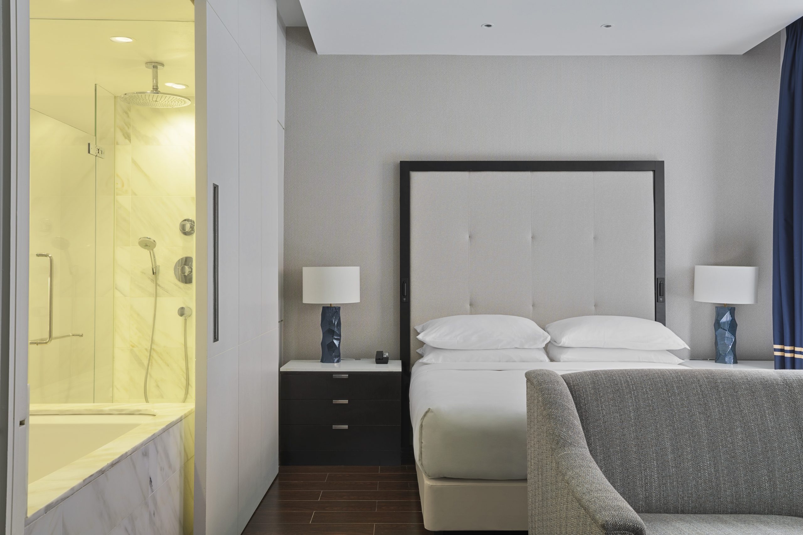 The deluxe suite complete with sliding bathtub door
