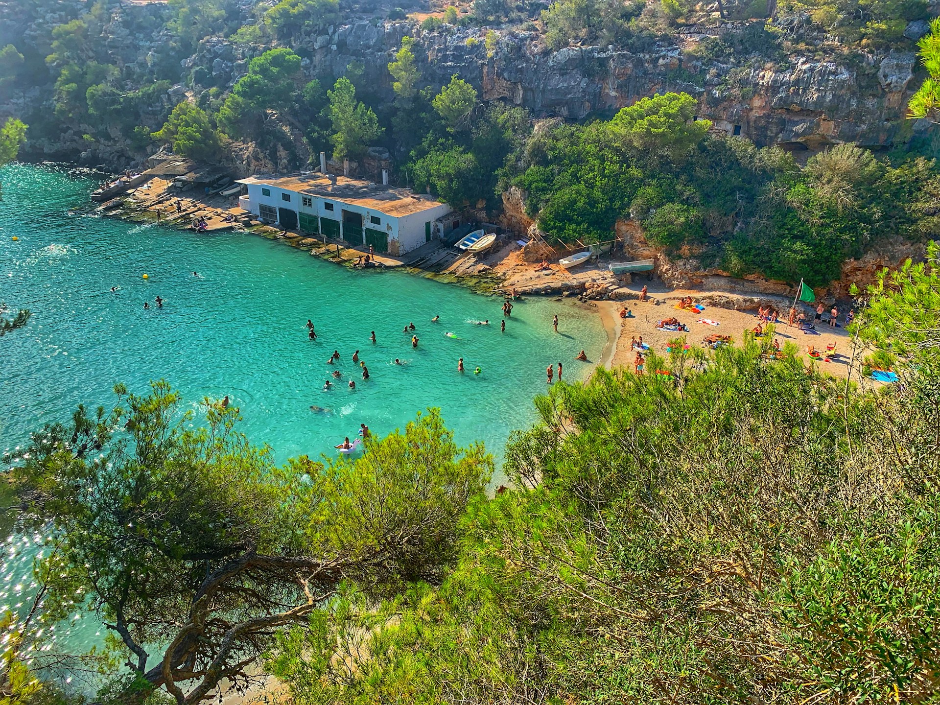A stunning beach in Majorca (Photo Credit: Marko Markovic - Unsplash)
