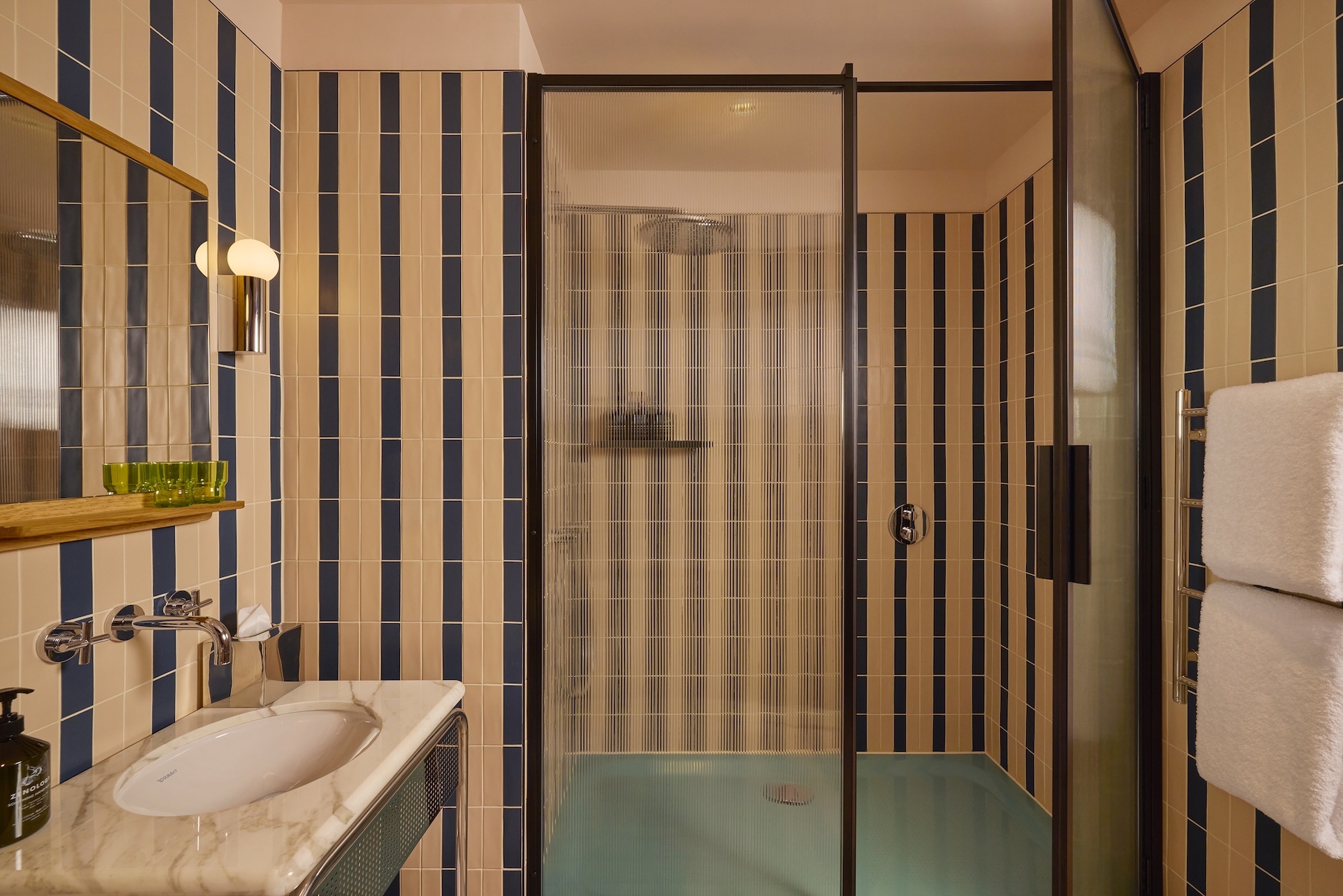 Sir Devonshire Square Deluxe Room Shower