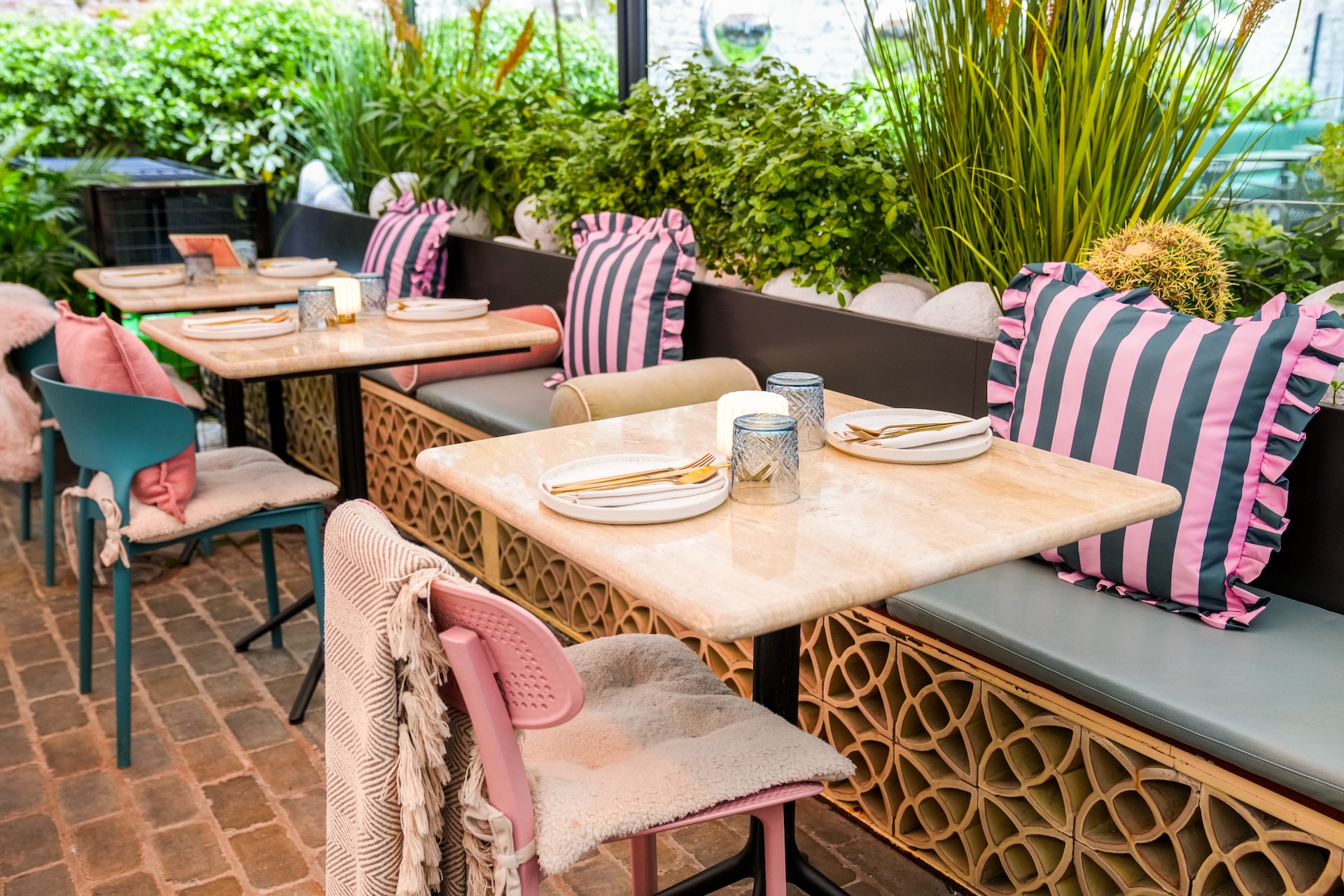 Retro glam vibes at Kapara's Sun Club